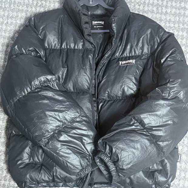 트레셔 엠보스 로고 숏 푸퍼 블랙 L