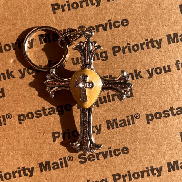 90s vtg Ornate Gold Cross Keyring