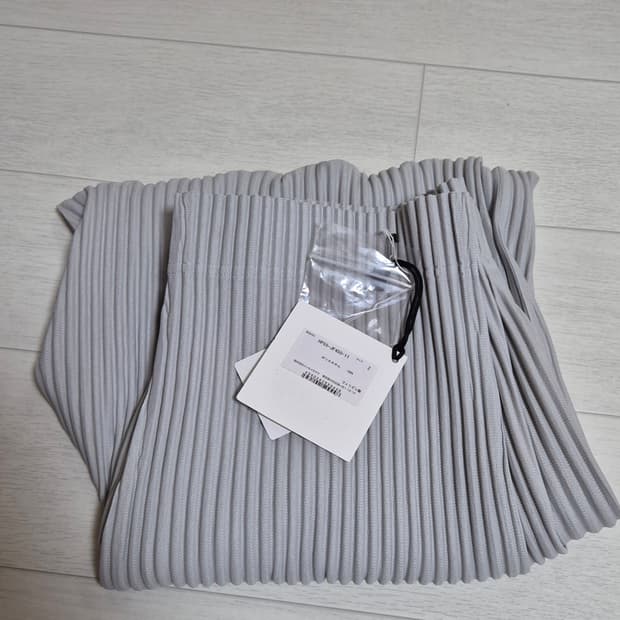 이세이미야케 옴므플리세 베이직 스트레이트 팬츠 라이트 그레이