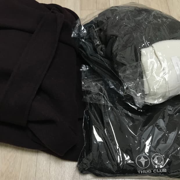 옷 4벌 + 덤 목도리 + 덤 (?비공개?)