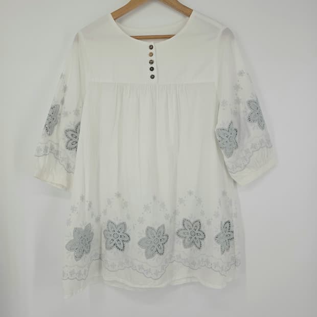 일본 빈티지 화이트 플라워 자수 반팔 블라우스