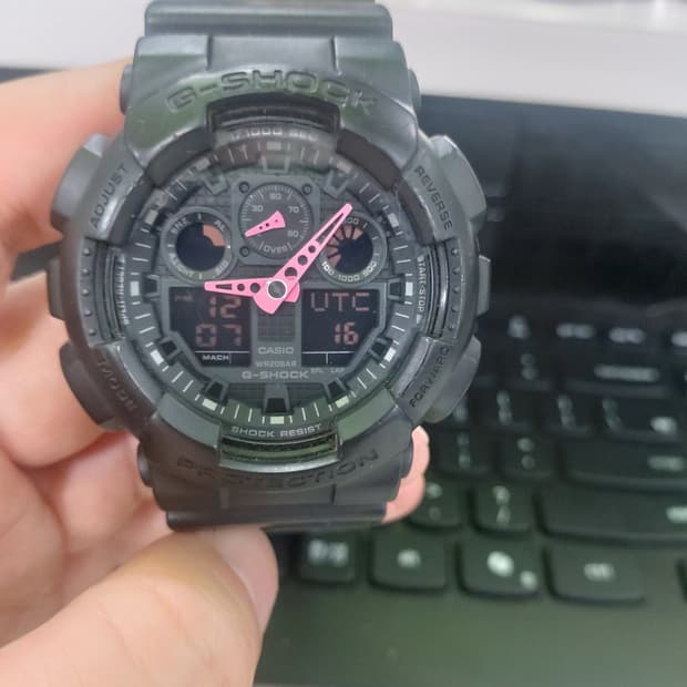 카시오 지샥 GA-110 모델 블랙 앤 핑크 