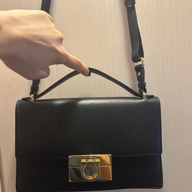 페레가모 간치니 블랙 숄더백