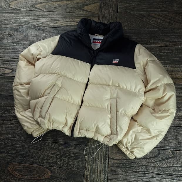 [리바이스] 로고 패치 덕다운 크롭 푸퍼 다운 숏 패딩 M18239