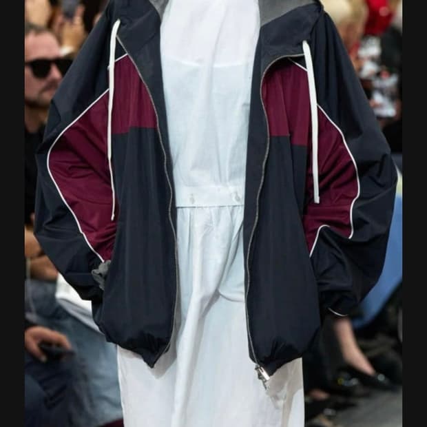 [44] 미우미우 테크니컬 실크 블루종 재킷 아마레나 레드 색상