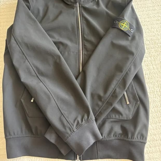 스톤아일랜드 소프트쉘 바람막이 판매합니다. 