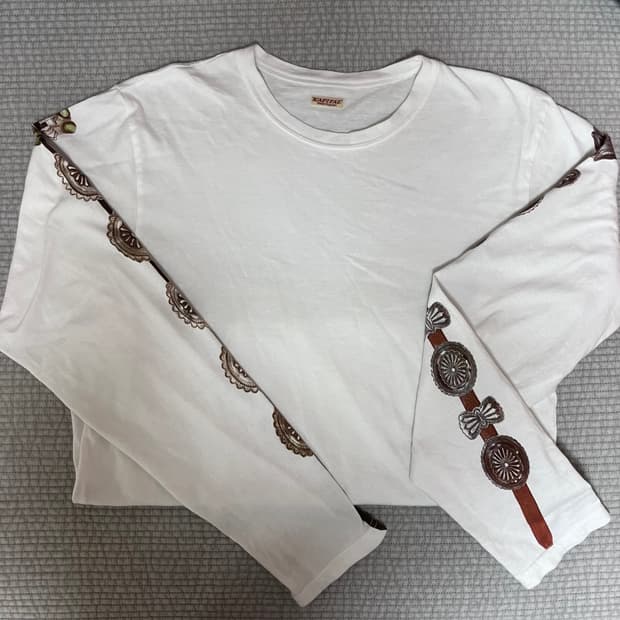 캐피탈 벨트 슬리브 긴팔티셔츠