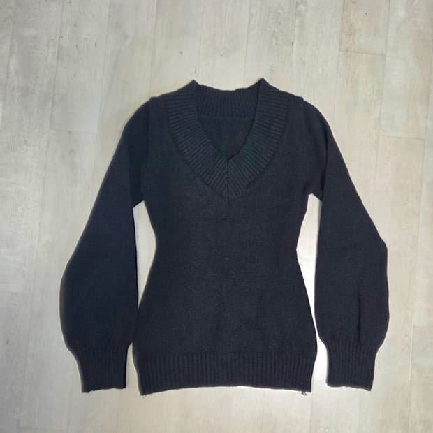 V넥 오프숄더 슬림핏 블랙니트