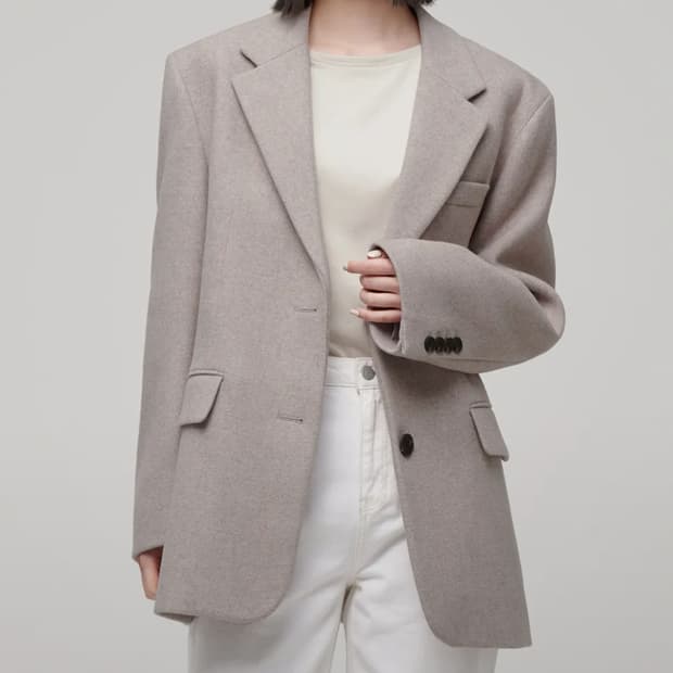 무신사 스탠다드우먼즈 울 블렌드 멜톤 오버 숄더 블레이저 오트밀