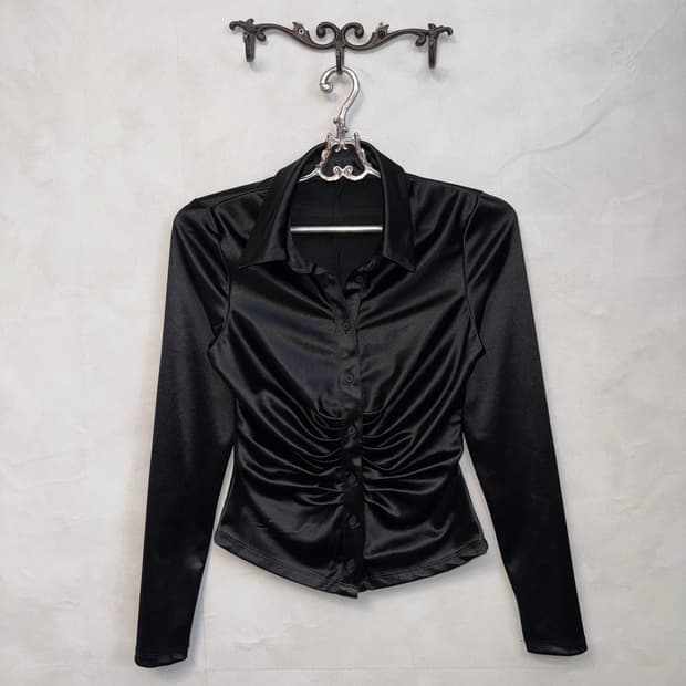 Black satin shirring slim crop blouse