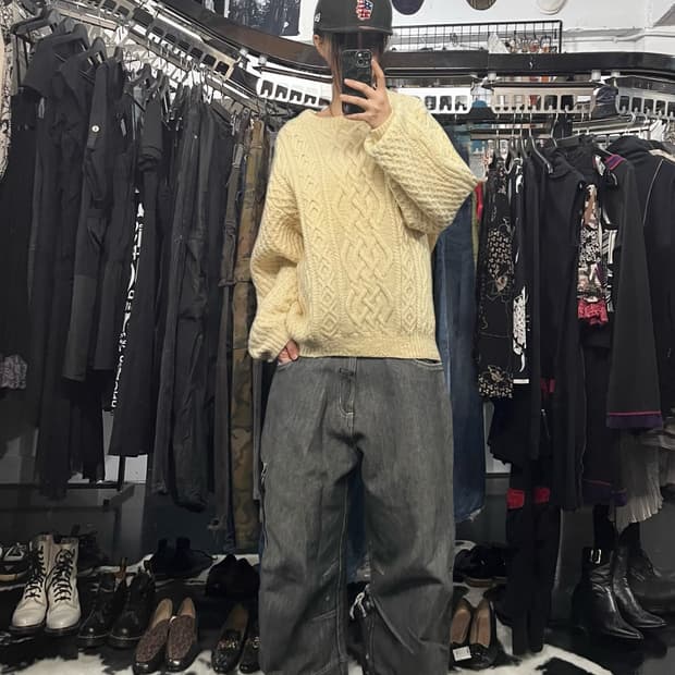 베이지 오버핏 꽈베기 니트