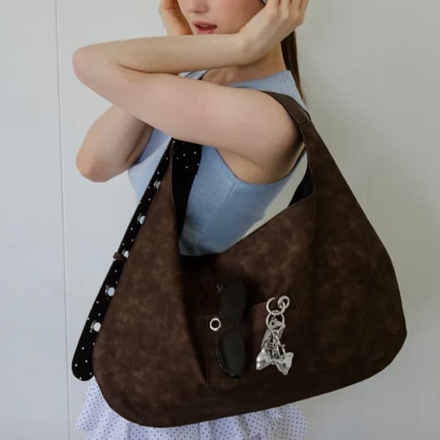 레터리 버클 리버시블 숄더백 브라운