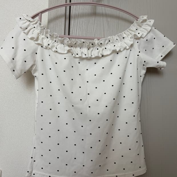 화이트 도트 프릴 오프숄더