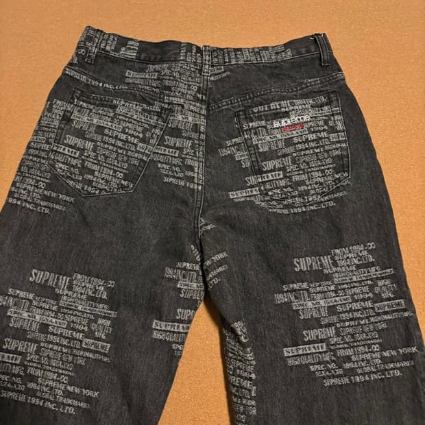 슈프림 트레이드마크 자카드 배기 진 워시드 블랙