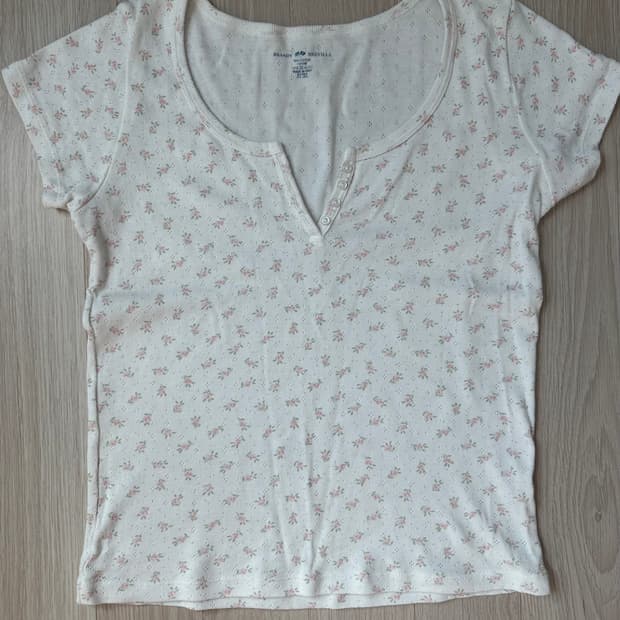 브랜디멜빌 반팔 ZELLY 플로랄 아일렛 헨리넥 티셔츠