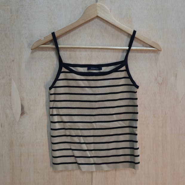 Attention 스트라이프 베이지 네이비 슬리브리스  