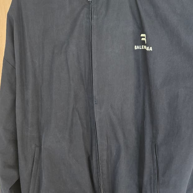 발렌시아가 트랙 자켓 44사이즈