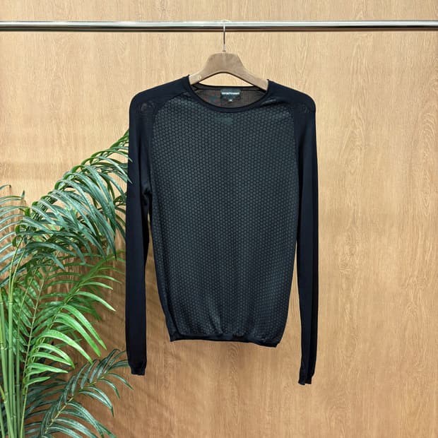 엠포리오 아르마니 긴팔 티셔츠 프론트 엠보 패턴 래글런 디테일 블랙