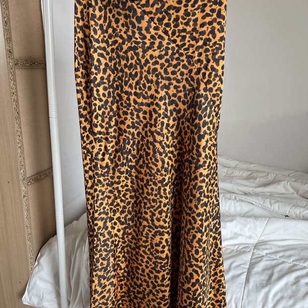 앤아더스토리즈 레오파드 미디 스커트 (34size)