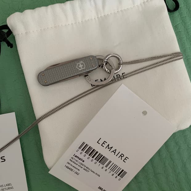 르메르 빅토리아녹스 목걸이