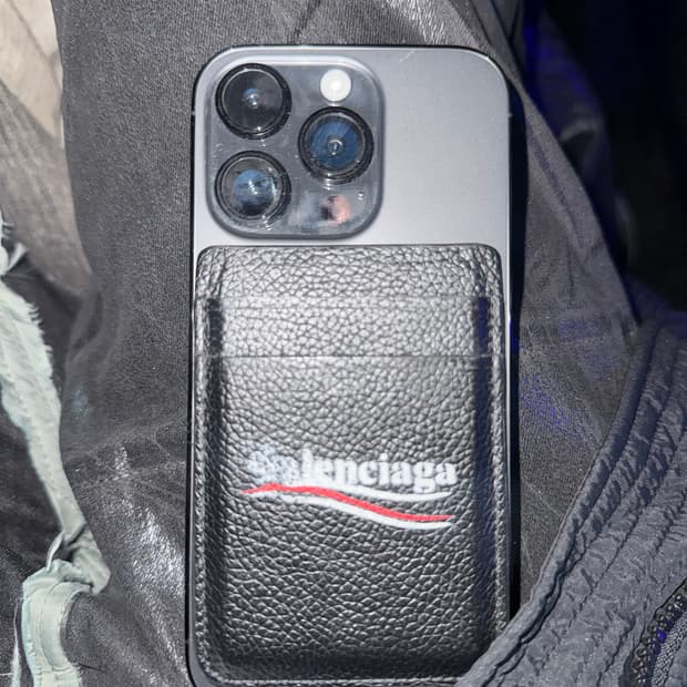 발렌시아가 웨이브로고 맥세이프 지갑