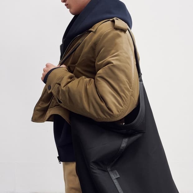 렉토 패디드 나일론 버킷백 블랙
