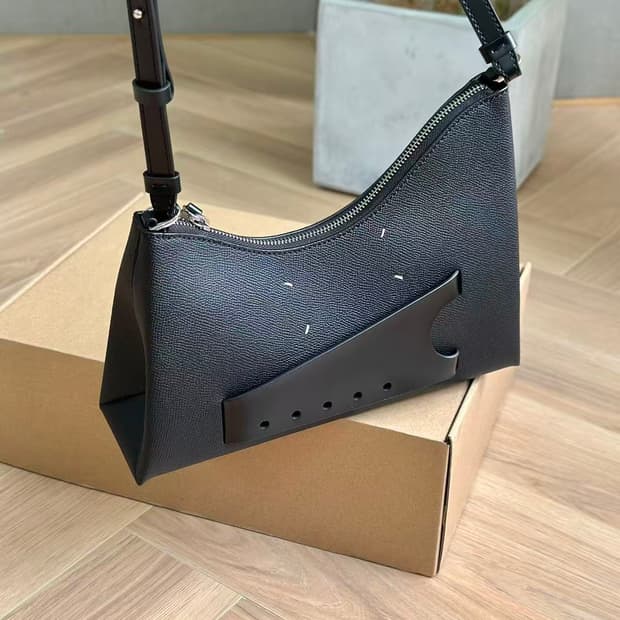 MM6 메종 마르지엘라 새틴 핸드백 블랙