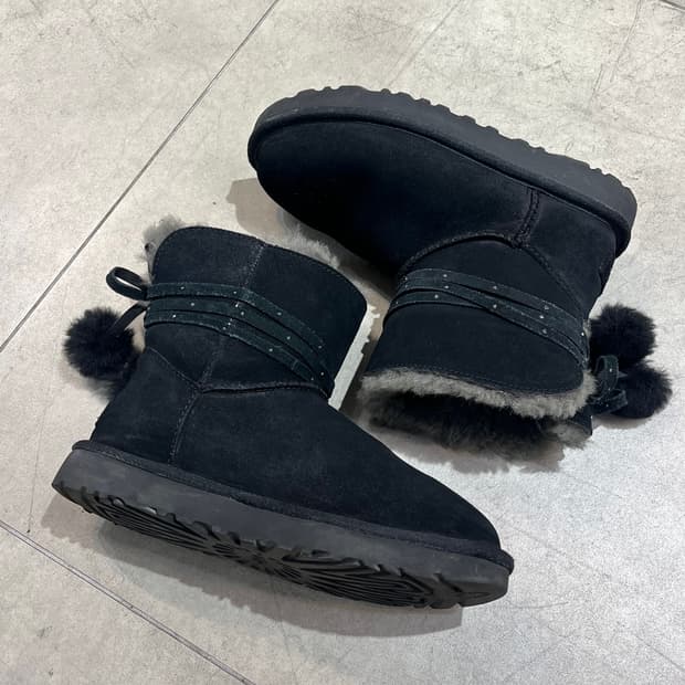 Ugg 리본 폼폼이 블랙 부츠