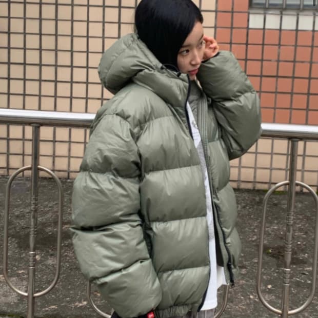 정가9 새거)) 104갤러리 카키 글로시 후드 패딩