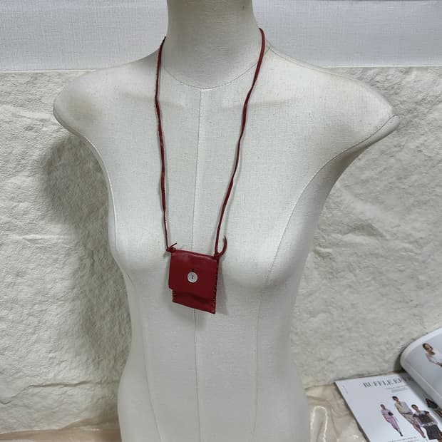 빈티지 빨간 가방 쉘 단추 쉬가죽 목걸이