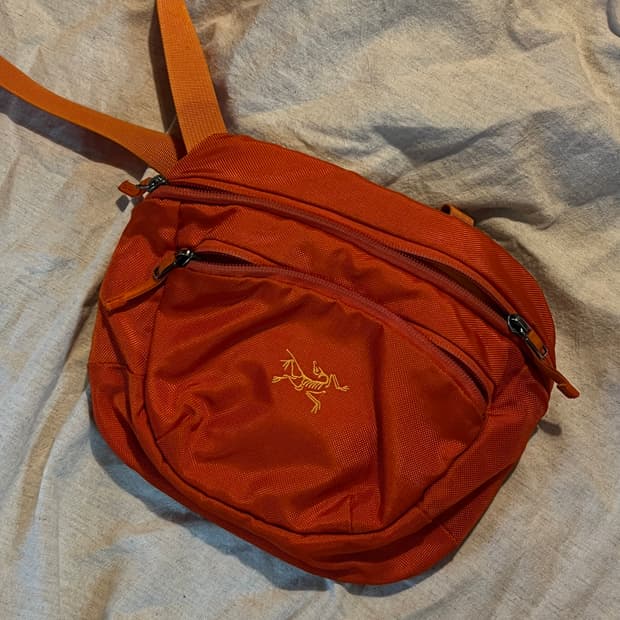 아크테릭스 맨티스 힙색 오렌지