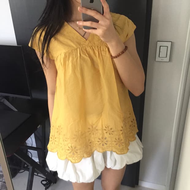 몽글 모리걸 플라워 펀칭 슬리브리스 블라우스