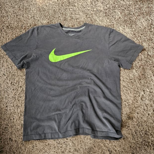 나이키(Nike) 빅 스우시 차콜 루즈핏 반팔티셔츠 XL