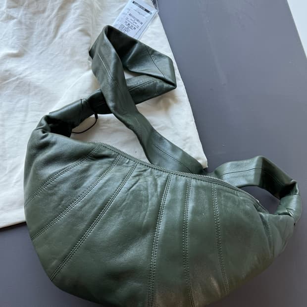 르메르 크루아상백 레더백 파피루스 올리브색 범백