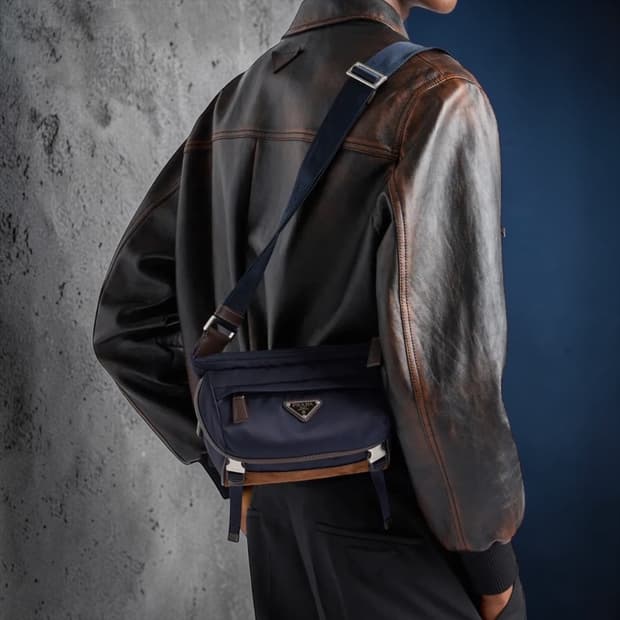 프라다 2026시즌 리나일론 스웨이드 숄더백