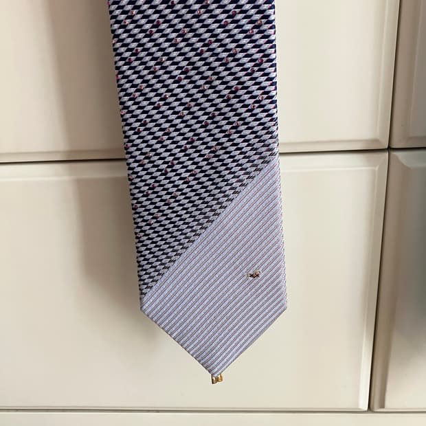 닥스 큐빅 넥타이