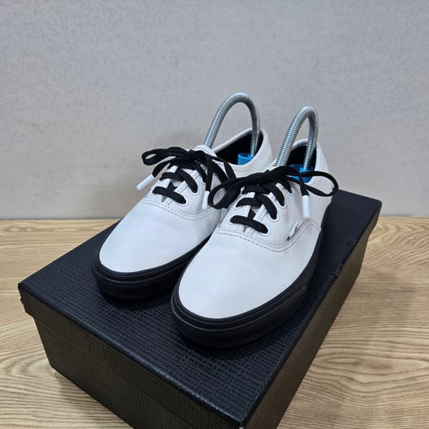 235 반스 어센틱 검솔 화이트 블랙