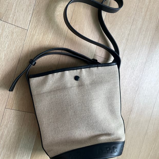 A.P.C 헬렌 버킷백 블랙