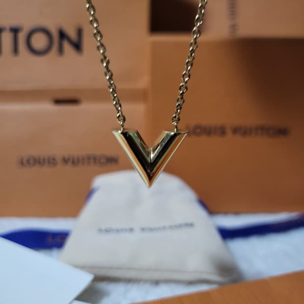 [새상품급/풀구성] 루이비통 에센셜 V 목걸이 