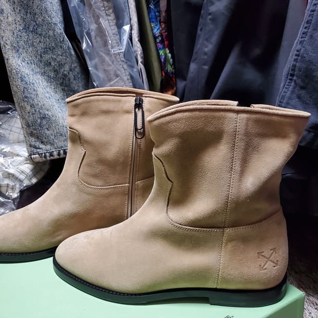 오프화이트 스웨이드 앵클 부츠 베이지