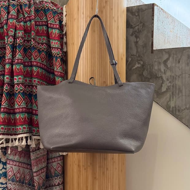 더 로우 그레이 레더 파크 쓰리 토트백