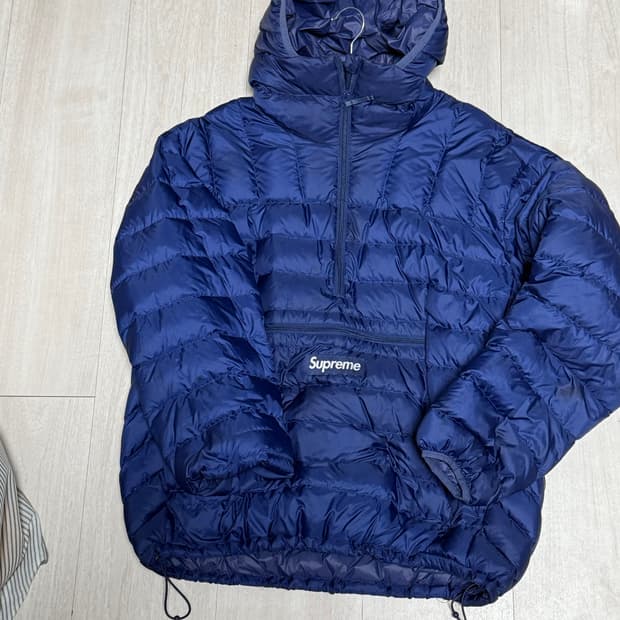 (M) 슈프림 마이크로 다운 하프 집 후드 풀오버 네이비 - 24FW
