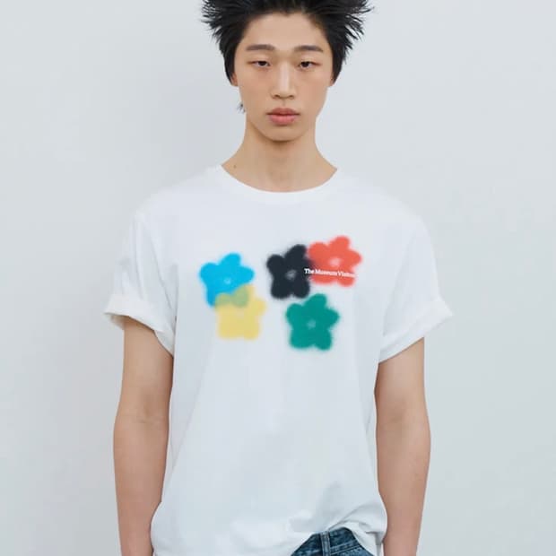 더뮤지엄비지터 FIVE FLOWER BLUR T-SHIRTS (WHITE
