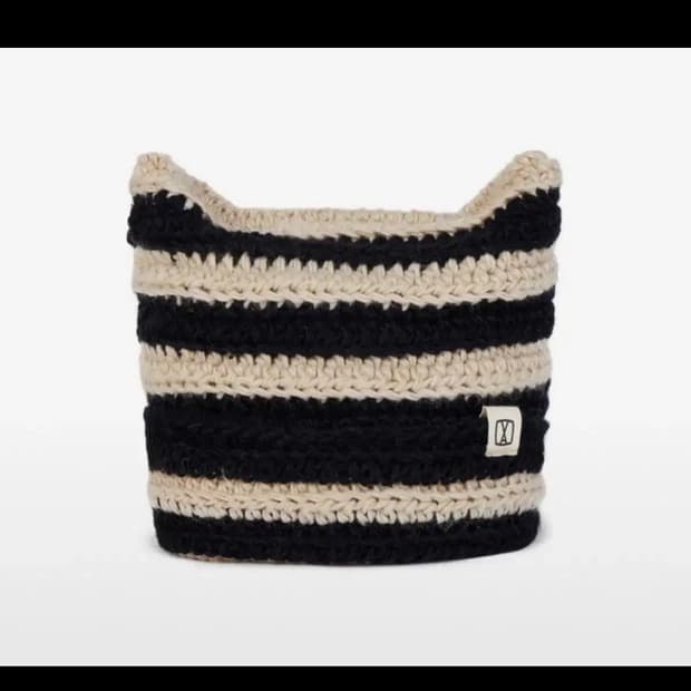 바잘 스퀘어 라벨 스트라이프 크로셰 비니 블랙