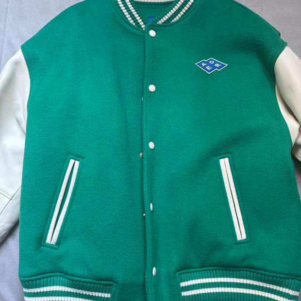 아더에러 오리진 7주년 바시티 a2 팝니다!