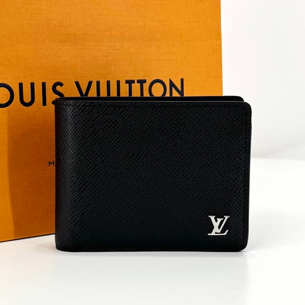 루이비통 LV 로고 타이가 반지갑 블랙 (M30295)