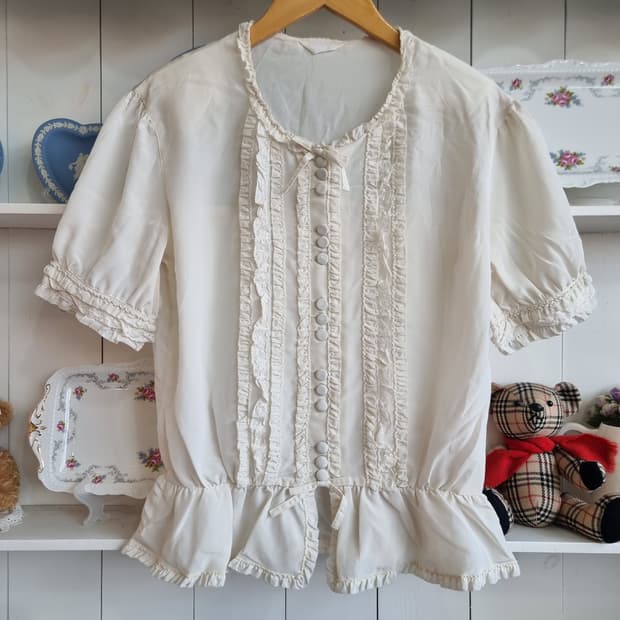 (INGEBORG) 아이보리 레이스 프릴 블라우스