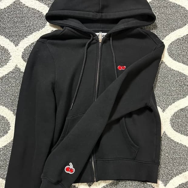 키르시 스몰 체리 크롭 후드집업 블랙