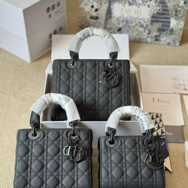 디올 레이디 디올 백 (Dior Lady Dior Bag)