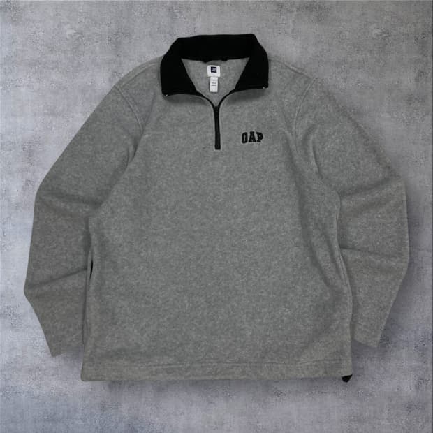 GAP 그레이 컬러 스몰 로고 반집업 플리스